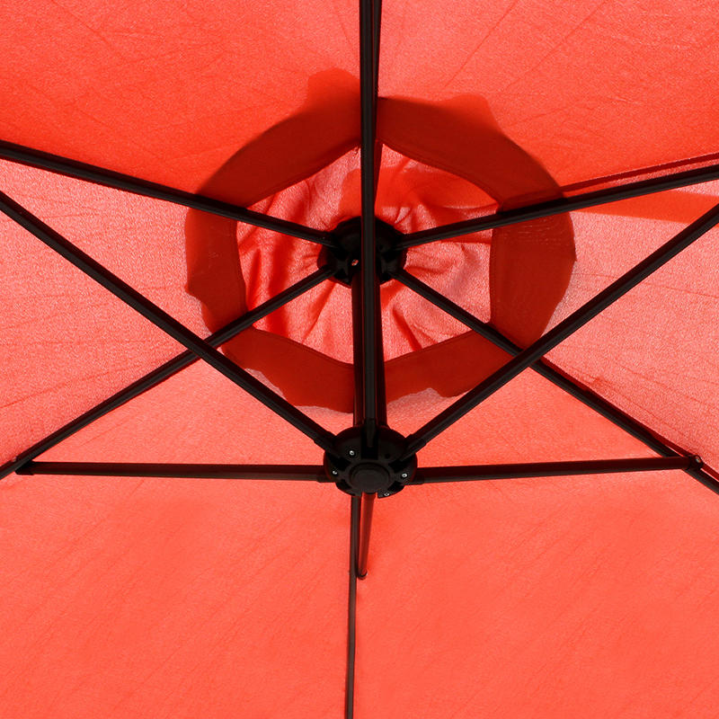 Paraguas colgante en patio con base cruzada